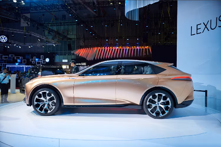 LF-1 Limitless toát lên hình ảnh thể thao, mạnh mẽ. Cabin xe được thiết kế rộng hơn về phía sau và mâm xe kích thước 22-inch với tai xe hơi phồng lên được đẩy ra xa 4 góc gây ấn tượng với khả năng tăng tốc trong nháy mắt của LF-1 Limitless.