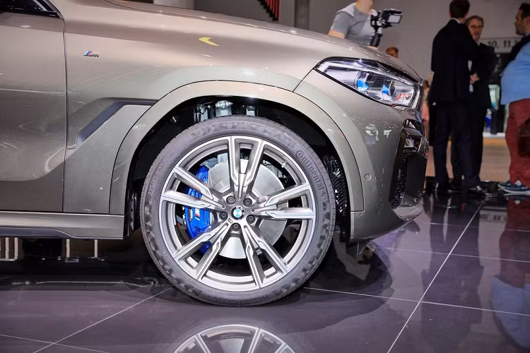 Cận cảnh bộ mâm 5 chấu kép cùng cùm phanh M-Performance màu xanh thời trang trên mẫu xe BMW X6 M50i 2020.