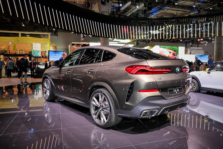 Hiện tại, phiên bản M50i sẽ là phiên bản cao cấp nhất trên dòng X6, trước khi phiên bản X6 M xuất hiện vào đầu năm sau. Tại thị trường Mỹ, BMW sẽ chính thức được bán ra vào tháng 11 tới với mức giá niêm yết giá xe BMW X6 2020 từ 65.295 USD (khoảng 1,5 tỷ đồng) và 86.645 USD (khoảng 2,0 tỷ đồng) cho phiên bản M50i.