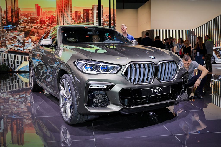 BMW X6 thế hệ thứ 3 đã chính thức ra mắt cách đây chừng vài tháng nhưng tại Triển lãm Frankfurt 2019 đang diễn ra thì là lần đầu X6 thế hệ thứ 3 được ra mắt chính thức trước công chúng. Xe sở hữu vẻ ngoài mạnh mẽ hơn so với thế hệ trước, với lưới tản nhiệt lớn hơn, cụm đèn chiếu sáng được tinh chỉnh với cấu hình mới, bộ mui dốc với thiết kế bong bóng đôi kết hợp với vài cánh lướt gió nhỏ vô cùng điệu đà.