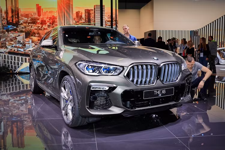 BMW X6 thế hệ thứ 3 đã chính thức ra mắt cách đây chừng vài tháng nhưng tại Triển lãm Frankfurt 2019 đang diễn ra thì là lần đầu X6 thế hệ thứ 3 được ra mắt chính thức trước công chúng. Xe sở hữu vẻ ngoài mạnh mẽ hơn so với thế hệ trước, với lưới tản nhiệt lớn hơn, cụm đèn chiếu sáng được tinh chỉnh với cấu hình mới, bộ mui dốc với thiết kế bong bóng đôi kết hợp với vài cánh lướt gió nhỏ vô cùng điệu đà.