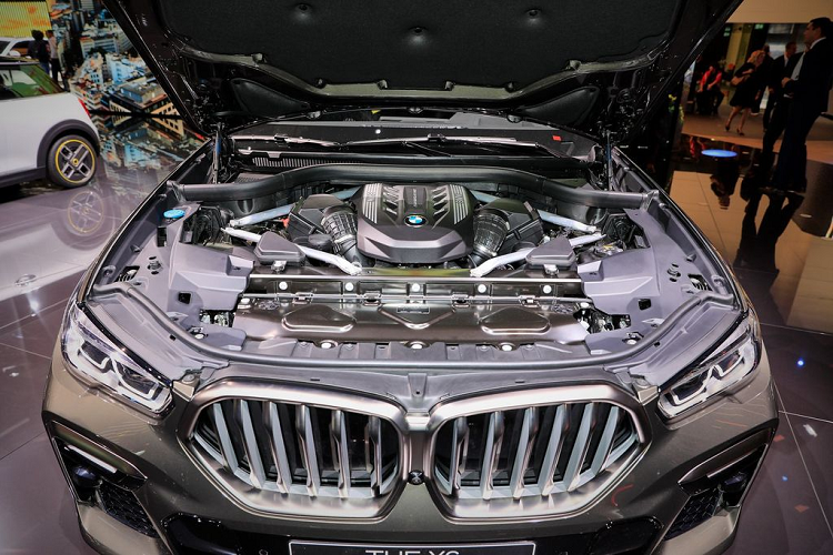 Về truyền động, BMW cho biết X6 M50i 2020 sẽ sử dụng khối động cơ V8 4.4L tăng áp kép cho ra công suất tối đa 523 mã lực cùng mô-men xoắn 750 Nm. Từ đó, mẫu crossover lai coupe hiệu suất cao này chỉ mất 4,2 giây để tăng tốc từ 0 - 100 km/h.