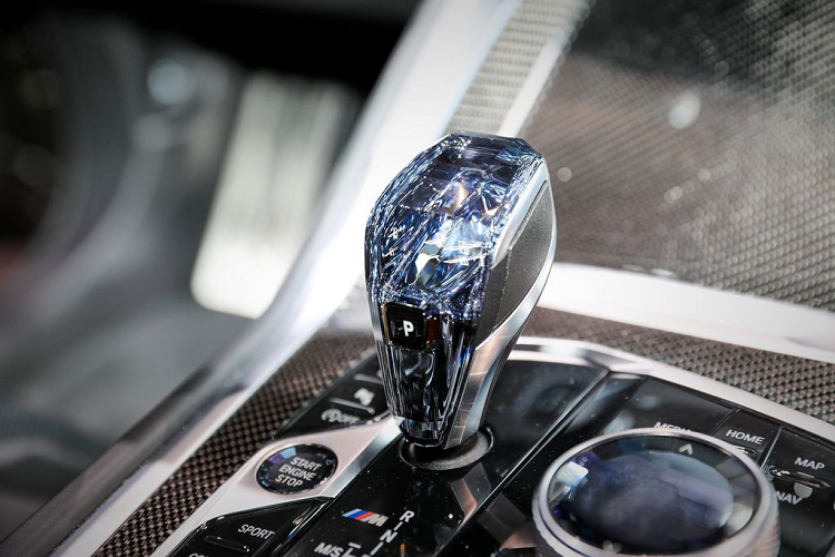 Xuyên suốt khoang cabin chính là chất lượng của vật liệu hàng đầu và hệ thống thông tin giải trí thế hệ mới nhất cùng cụm công cụ kỹ thuật số, mỗi cụm có màn hình 12,3 inch.