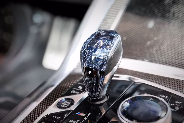 Xuyên suốt khoang cabin chính là chất lượng của vật liệu hàng đầu và hệ thống thông tin giải trí thế hệ mới nhất cùng cụm công cụ kỹ thuật số, mỗi cụm có màn hình 12,3 inch.