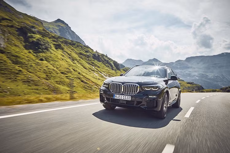 BMW tuyên bố thời gian tăng tốc từ 0-100km/h của X5 xDrive45i chỉ trong 5,6 giây và tốc độ tối đa mà chiếc xe đạt được là 235km/h. Sử dụng chế độ EV chỉ sử dụng mô-tơ điện để vận hành, chiếc SUV hạng sang cỡ trung này có thể đi được từ 67 - 87km đo theo chuẩn toàn cầu WLTP, với tốc độ tối đa giới hạn ở mức 135km/h.