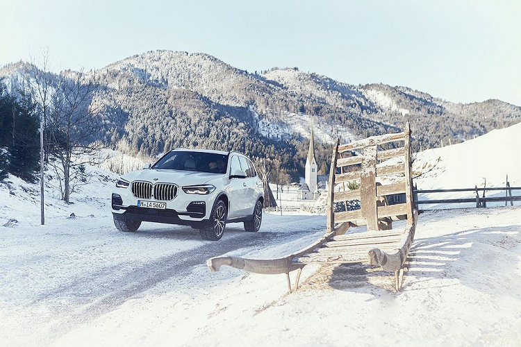 Mặc dù vậy với thể tích khoang hành lý đạt 500l ngay cả khi lưng ghế gập lên, chiếc xe vẫn đủ chỗ chứa hàng cho nhu cầu hàng ngày của một gia đình. Khối pin có thể được sạc bằng nguồn ngoài hoặc sử dụng năng lượng tái tạo từ động năng khi xe giảm tốc.