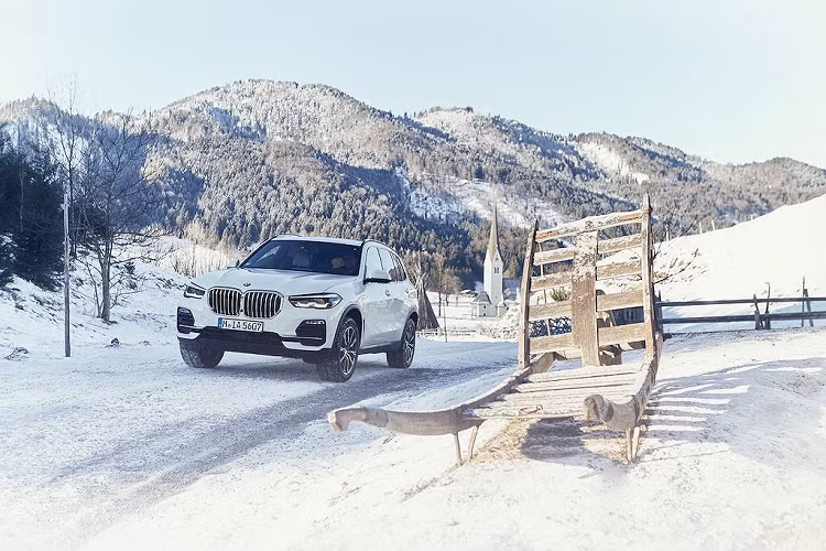 Mặc dù vậy với thể tích khoang hành lý đạt 500l ngay cả khi lưng ghế gập lên, chiếc xe vẫn đủ chỗ chứa hàng cho nhu cầu hàng ngày của một gia đình. Khối pin có thể được sạc bằng nguồn ngoài hoặc sử dụng năng lượng tái tạo từ động năng khi xe giảm tốc.