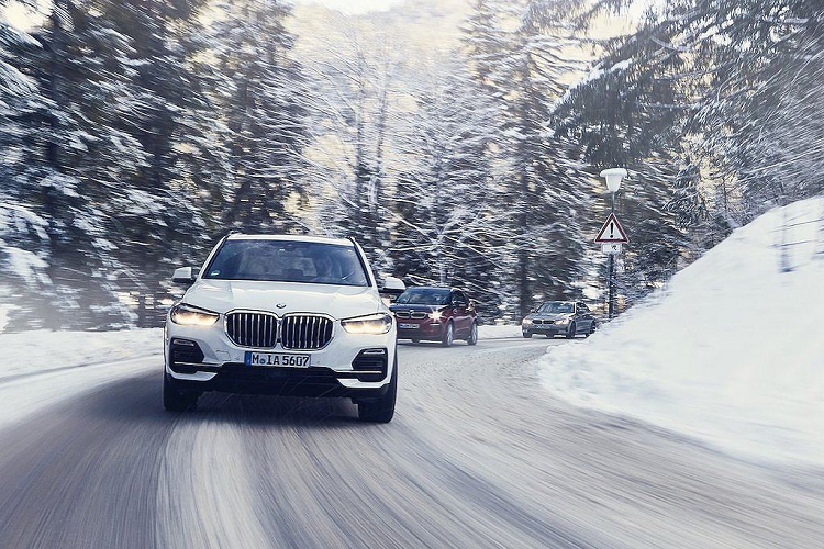 Ngoài cổng sạc nằm ở dè trước bên trái và một số logo eDrive, X5 xDrive45e hoàn toàn không có sự khác biệt về thiết kế so với các phiên bản X5 thường. Hiện giá xe BMW X5 xDrive45e iPerformance 2020 vẫn chưa được công bố.