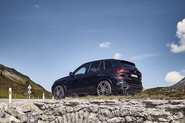 Dưới hình dạng quen thuộc của một chiếc X5 thế hệ mới là động cơ 6 xi-lanh thẳng hàng, dung tích 3.0 lít mạnh 282 mã lực được nối với mô-tơ điện 110 mã lực.