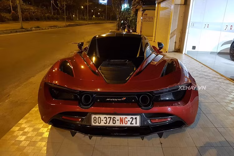 Vì là một mẫu xe thể thao sang trọng đến từ Anh Quốc nên không lạ lẫm khi siêu phẩm McLaren 720S sở hữu một không gian nội thất tràn ngập da cao cấp, da lộn và sợi carbon. Không những thế, để phục vụ tối đa cho sự thư giãn của người lái, McLaren 720S còn được trang bị cả hệ thống âm thanh 12 loa "hàng hiệu" Bower&amp;Wilkins...