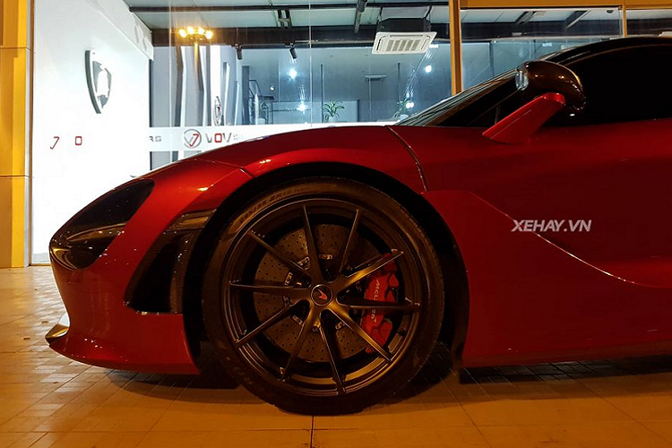 Thêm vào đó, mẫu xe McLaren 720S màu độc này chỉ nặng có 1.283 kg. Ngoài ra, vẻ thể thao đầy ấn tượng của chiếc 720S này còn nằm ở là bộ vành đa chấu sơn đen mờ 19 inch.