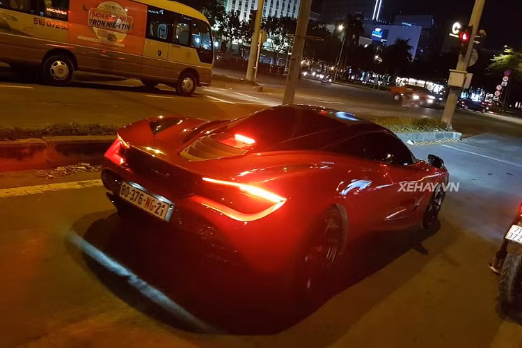 "Trái tim" của siêu xe 720S là khối động cơ V8 4.0L tăng áp kép cho ra công suất tối đa 720 mã lực và 770 Nm mô-men xoắn cực đại. Đi kèm với đó còn là hộp số ly hợp kép 7 cấp. Từ đó, McLaren 720S có thể bứt tốc từ 0 - 100km/h chỉ với 2,7 giây.