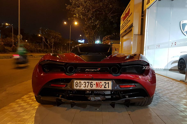 Hiện tại trên thị trường Việt Nam có ít nhất 5 chiếc xe này, giá siêu xe McLaren 720S không dưới 20 tỷ đồng. Trong đó, có 2 chiếc mang màu sơn đỏ Memphis, 1 chiếc McLaren 720S mang màu trắng Glacier và 2 chiếc McLaren 720S màu cam Papaya trong đó một chiếc thuộc sở hữu của doanh nhân Cường Đô La.