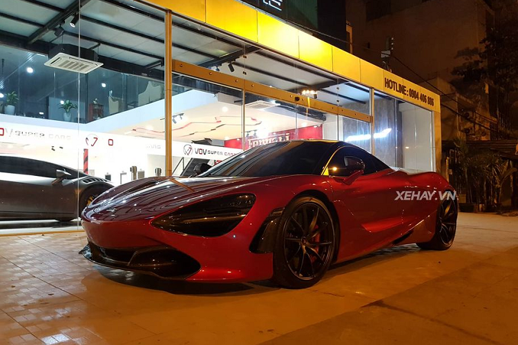 Cận cảnh bộ vành đa chấu 19 inch sơn đen mờ của McLaren 720S