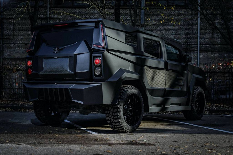 Không chỉ sở hữu một ngoại hình dữ tợn và táo bạo nhờ phong cách thiết kế theo đúng chất "Ma tốc độ", Dartz Prombron Black Stallion còn được chế tạo rất công phu như phần vỏ nhiều chi tiết từ sợi carbon tạo hình lục giác đặc biệt, thân xe bọc thép dày cùng bộ vành đa chấu với lốp off-road chuyên dụng...