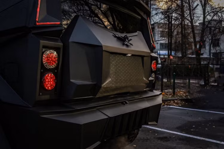 Ngoài ra, khi so sánh với Hummer H2 tiêu chuẩn, Dartz Prombron Black Stallion còn nặng hơn tới nửa tấn.