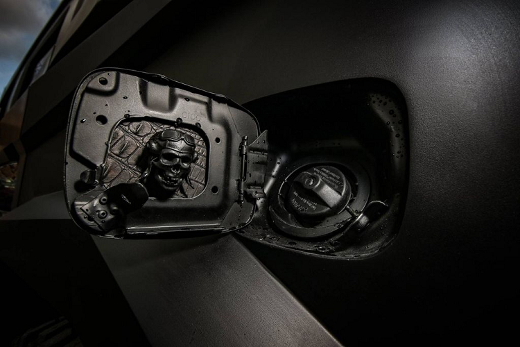 Thậm chí nó cũng đắt hơn tương đối so với mẫu Hummer H2.