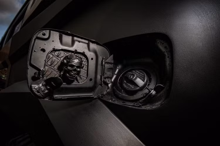 Thậm chí nó cũng đắt hơn tương đối so với mẫu Hummer H2.