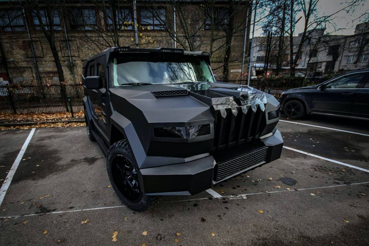 Với ngoại hình vô cùng hầm hố và dữ tợn, Dartz Prombron Black Stallion còn được hãng độ Dartz Motors của Latvia ví như chiếc xe "quái vật" hay "Ghost Rider - trong bộ phim đình đám Ma tốc độ".