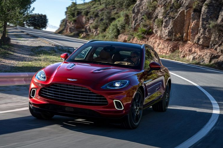 Đầu tiên, thứ mà người ta quan tâm nhất trên mẫu xe gầm cao đầu tiên của thương hiệu siêu xe Anh Quốc - xe SUV Aston Martin chính là cỗ máy nằm dưới nắp ca-pô. Cụ thể, "Trái tim" của DBX là khối động cơ AMG V8 4.0L tăng áp kép, cho ra công suất tối đa 542 mã lực và 700 Nm mô-men xoắn cực đại.