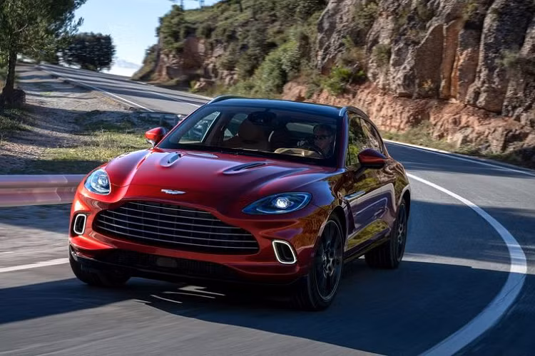 Đầu tiên, thứ mà người ta quan tâm nhất trên mẫu xe gầm cao đầu tiên của thương hiệu siêu xe Anh Quốc - xe SUV Aston Martin chính là cỗ máy nằm dưới nắp ca-pô. Cụ thể, "Trái tim" của DBX là khối động cơ AMG V8 4.0L tăng áp kép, cho ra công suất tối đa 542 mã lực và 700 Nm mô-men xoắn cực đại.