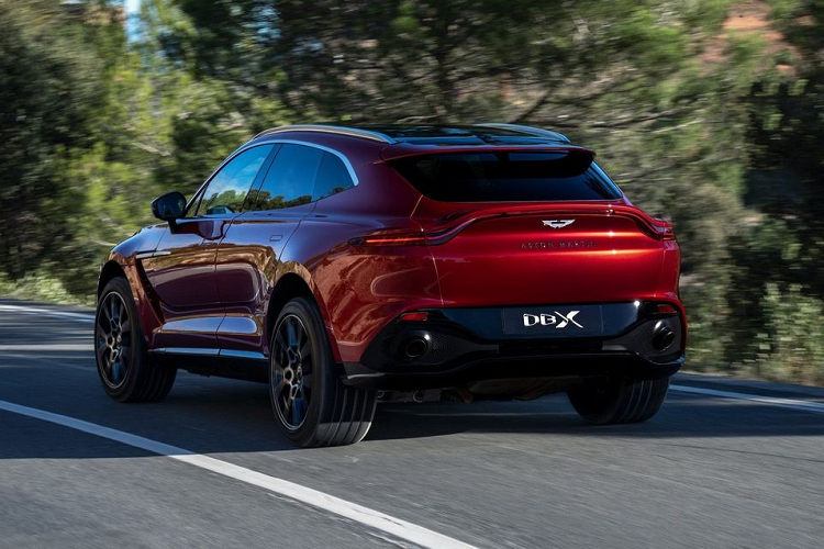 Kết hợp với khối động cơ mạnh mẽ này chính là hộp số 9 cấp tự động chuyển đổi mô men xoắn và hệ dẫn động 4 bánh cùng với các vi sai hoạt động bao gồm vi sai trung tâm chủ động và vi sai chống trượt giới hạn phía sau giúp xáo trộn mô-men xoắn giữa các bánh xe.