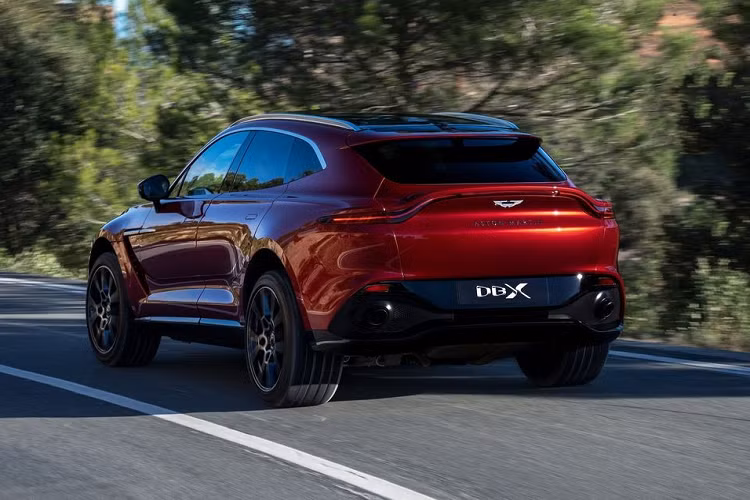 Kết hợp với khối động cơ mạnh mẽ này chính là hộp số 9 cấp tự động chuyển đổi mô men xoắn và hệ dẫn động 4 bánh cùng với các vi sai hoạt động bao gồm vi sai trung tâm chủ động và vi sai chống trượt giới hạn phía sau giúp xáo trộn mô-men xoắn giữa các bánh xe.