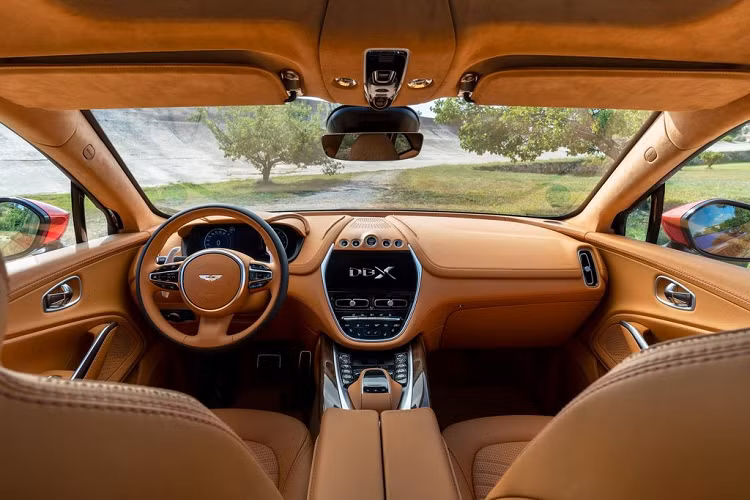 Về ngoại thất, siêu SUV Aston Martin DBX mang trong mình ADN thiết kế tổng thể đậm chất Aston Martin với những nếp gấp mềm mại và bộ lưới tản nhiệt hình "miệng cá" quen thuộc. Phần đầu xe, cụm đèn chiếu sáng dạng LED kết hợp với hai mang hút gió hai bên và dải đèn định vị bao ngoài khiến DBX dễ dàng thu hút mọi ánh nhìn.