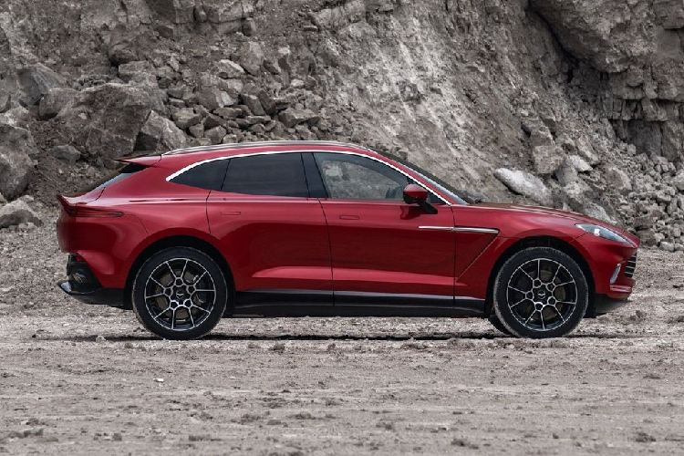 DBX nặng 2,245kg và đạt tiêu chuẩn với hệ thống treo khí nén ba khối thích ứng sử dụng hệ thống điều khiển chống lật điện 48 volt và giảm chấn thích ứng điện tử. Điều này có nghĩa là chiều cao đi xe DBX có thể tăng 45 mm (1,7 inch) hoặc giảm 50 mm (1,9 inch) tùy theo địa hình. Cuối cùng, giá xe Aston Martin DBX sẽ được bán ra với mức từ 189.900 USD (tương đương 4,6 tỷ đồng).