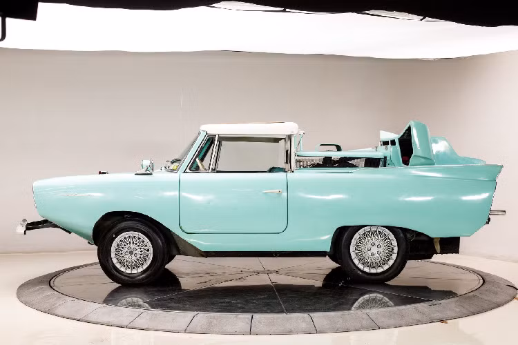 Không rõ chiếc xe ôtô lội nước này đã trải qua quá trình đại tu hay không nhưng để phù hợp với hệ thống truyền động mới, chiếc xe phải thay đổi toàn diện nửa phía sau. Ví dụ, mui xe được nâng lên và cặp của hút khi khổng lồ được tạo ra để nuôi động cơ.