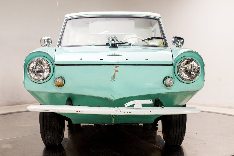 Chiếc xe ôtô Amphicar Model 770 lội nước đang được rao bán tại Cedar Rapids, Iowa và qua Duffy’s Classic Cars. Dù vậy, chiếc xe này không giống bất kỳ mẫu xe nào khác, xe đã được chỉnh sửa để cabin lớn hơn và trang bị động cơ Buich V6 thay vì động cơ Triumph 4 xy lanh 1.5L. Động cơ mới của xe kết hợp với hộp số tự động 3 cấp thay vì hộp số sàn 4 cấp tiêu chuẩn.