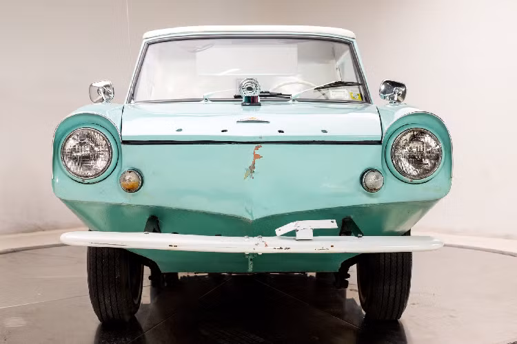 Chiếc xe ôtô Amphicar Model 770 lội nước đang được rao bán tại Cedar Rapids, Iowa và qua Duffy’s Classic Cars. Dù vậy, chiếc xe này không giống bất kỳ mẫu xe nào khác, xe đã được chỉnh sửa để cabin lớn hơn và trang bị động cơ Buich V6 thay vì động cơ Triumph 4 xy lanh 1.5L. Động cơ mới của xe kết hợp với hộp số tự động 3 cấp thay vì hộp số sàn 4 cấp tiêu chuẩn.