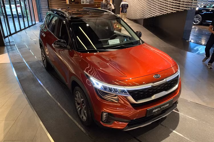 Vừa ra mắt thị trường Hàn Quốc, giá xe Kia Seltos 2019 bán ra từ 19.29 – 26.36 triệu won (tương đương 383 – 523 triệu đồng). Mẫu xe thành thị gầm cao này ra đời cạnh tranh trực tiếp với các đối thủ Hyundai Kona, Toyota C-HR, Honda HR-V, Mazda CX-3 và Ford EcoSport.