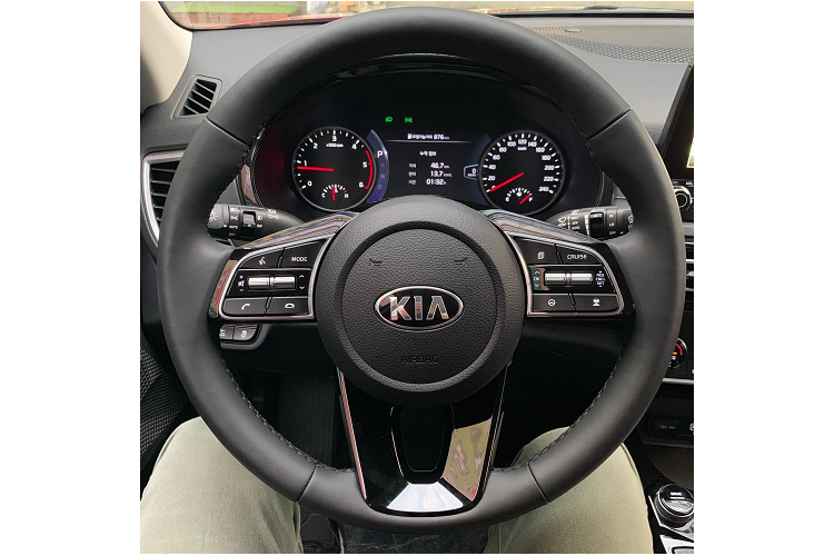 Xe có các chế độ lái nhằm nâng cao trải nghiệm cầm lái bao gồm: bình thường (Normal), tiết kiệm (Eco) và thể thao (Sport). Đi kèm là các trang bị an toàn cao cấp với 6 túi khí, ổn định thân xe xe, kiểm soát lực kéo và kiểm soát ổn định điện tử, khởi hành ngang dốc, hỗ trợ lực phanh, cảm biến đỗ xe trước/sau.