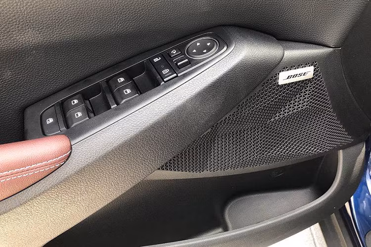 Hãng xe Kia cho biết, Seltos là mẫu xe nhắm vào đối tượng khách hàng trẻ yêu thích công nghệ. Xe cũng có 3 màu nội thất là đen, đỏ mận và nâu.