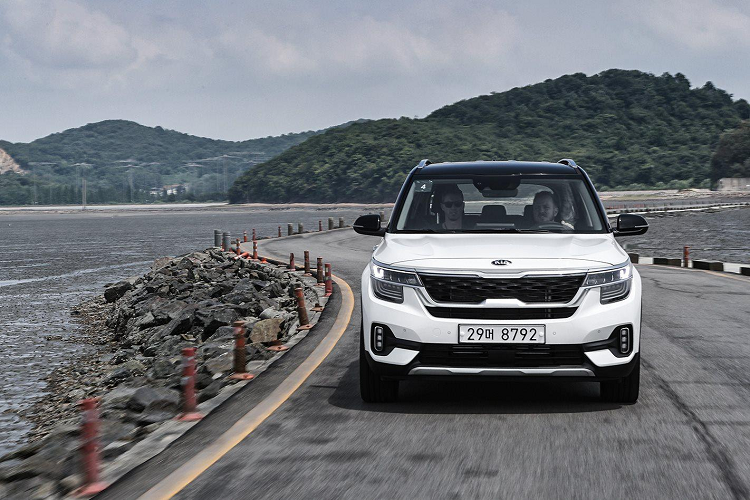 Phần đầu xe Kia Seltos nổi bật với cụm lưới tản nhiệt hình mũi hổ rộng nối liền mạch với cụm đèn pha LED 2 tầng, bên cạnh đó cụm đèn sương mù LED cũng được nối liền với nhau bằng một khe hút gió rộng bên dưới.