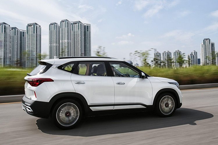 Thân xe được làm từ hợp kim thép và nhôm, tối đa hóa độ cứng xoắn trong khi vẫn giữ trọng lượng xe thấp. Kia sử dụng thép cường độ cao nhằm giảm rung động và tăng cường an toàn cho người sử dụng trong trường hợp xảy ra va chạm.