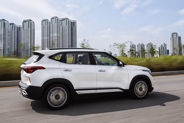 Thân xe được làm từ hợp kim thép và nhôm, tối đa hóa độ cứng xoắn trong khi vẫn giữ trọng lượng xe thấp. Kia sử dụng thép cường độ cao nhằm giảm rung động và tăng cường an toàn cho người sử dụng trong trường hợp xảy ra va chạm.