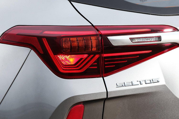 Nội thất Kia Seltos sở hữu hệ thống thông tin giải trí hiện đại với màn hình cảm ứng 10,25 inch, hệ thống ánh sáng bên trong nội thất sẽ thay đổi theo môi trường âm thanh – Sound Mood Lighting, dàn âm thanh cao cấp của Bose 8 loa, Kia Seltos cũng được trang bị màn hình hiển thị sau kính lái HUD 8 inch và hơn thế nữa.