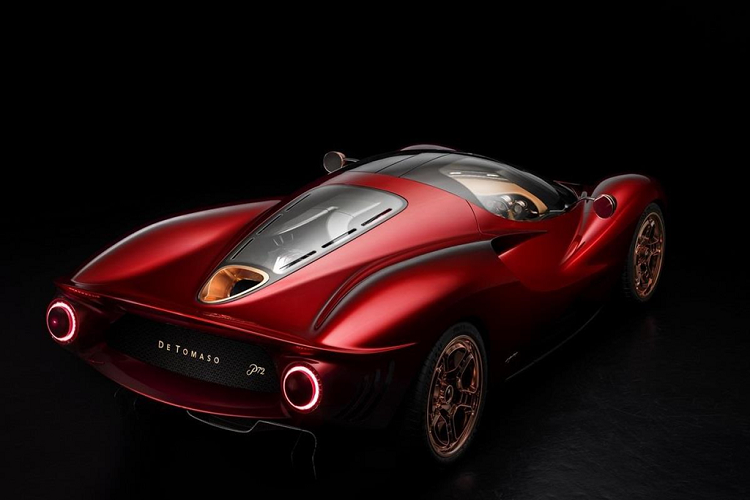 Trong dòng tweet đăng tải hôm 8/7, ông này cáo buộc De Tomaso sao chép siêu xe Ferrari P3/4, đồng thời vay mượn thiết kế của Ferrari P4/5. Riêng phần nội thất được cho là của Pagani.