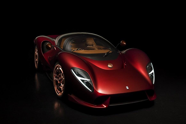 Nhà tài phiệt James Glickenhaus, người nổi tiếng với bộ sưu tập siêu xe cực hiếm, đã lên tiếng cho rằng mẫu siêu xe De Tomaso P72 sao chép thiết kế của Ferrari P4/5.