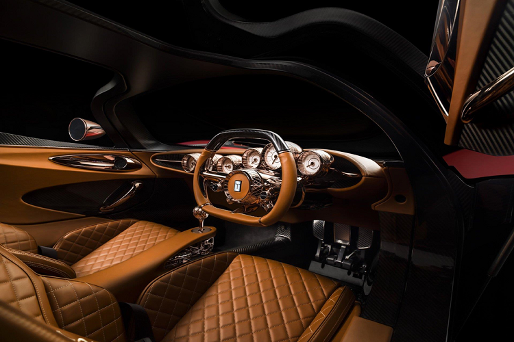 Thực tế, De Tomaso P72 có khá nhiều điểm chung với siêu xe Ferrari P4/5, đặc biệt là phần đầu xe. Tuy nhiên, phần sau lại khác biệt với thân xe mềm mại, hốc gió lớn hơn, đường vuốt bên hông xe không đụng hàng.