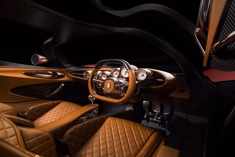 Thực tế, De Tomaso P72 có khá nhiều điểm chung với siêu xe Ferrari P4/5, đặc biệt là phần đầu xe. Tuy nhiên, phần sau lại khác biệt với thân xe mềm mại, hốc gió lớn hơn, đường vuốt bên hông xe không đụng hàng.