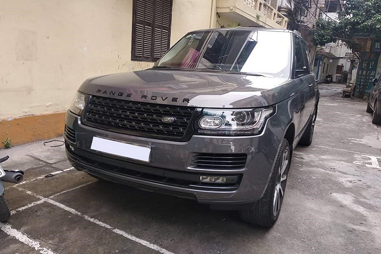 Vào chiều hôm nay, ngày 2/11/2019, trên mạng xã hội xuất hiện hình ảnh chiếc SUV hạng sang Range Rover màu xám lông chuột đỗ tại một con hẻm tại phường Mai Dịch, thuộc quận Cầu Giấy, thành phố Hà Nội với cặp gương trên xe đã "không cánh mà bay".