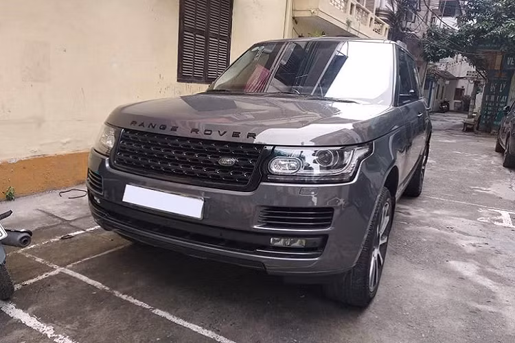 Vào chiều hôm nay, ngày 2/11/2019, trên mạng xã hội xuất hiện hình ảnh chiếc SUV hạng sang Range Rover màu xám lông chuột đỗ tại một con hẻm tại phường Mai Dịch, thuộc quận Cầu Giấy, thành phố Hà Nội với cặp gương trên xe đã "không cánh mà bay".