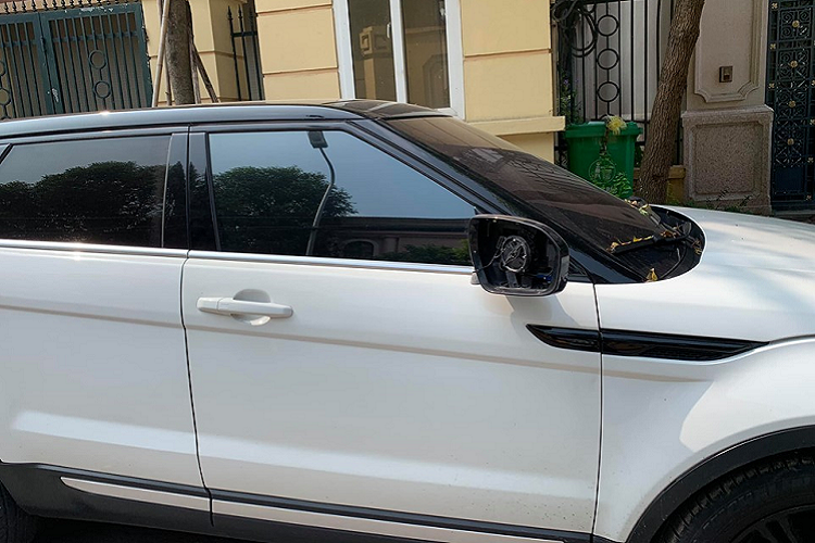 Chưa hết, một chiếc SUV hạng sang Range Rover màu trắng mang biển kiểm soát của tỉnh Nghệ An khi được chủ nhân cho đỗ xe trên vỉa hè tại km 9, đường Nguyễn Trãi, quận Thanh Xuân, Hà Nội đã bị hai kẻ gian theo dõi và nhanh chóng ra tay "vặt gương" vào sáng ngày 9/8/2019.