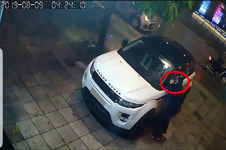 Đoạn video do camera hành trình ghi lại cho thấy, vụ việc này xảy ra vào khoảng 4 giờ 25 phút sáng ngày 9/8, lúc này trời đang đỗ mưa lớn. Một người đàn ông mặc áo mưa bộ và đeo khẩu trang che hết khuôn mặt tiến lại gần chiếc gương phía bên tài của xe SUV hạng sang Range Rover.