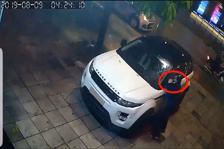 Đoạn video do camera hành trình ghi lại cho thấy, vụ việc này xảy ra vào khoảng 4 giờ 25 phút sáng ngày 9/8, lúc này trời đang đỗ mưa lớn. Một người đàn ông mặc áo mưa bộ và đeo khẩu trang che hết khuôn mặt tiến lại gần chiếc gương phía bên tài của xe SUV hạng sang Range Rover.