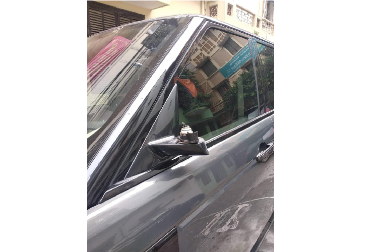 Thông tin ban đầu cho hay, do chủ xe có việc bận nên đã đỗ chiếc SUV hạng sang Range Rover màu xám lông chuột tại đây mà không có ai trông coi. Đến khi quay ra lấy xe đã bị kẻ gian "vặt gương" từ lúc nào không hề hay biết.
