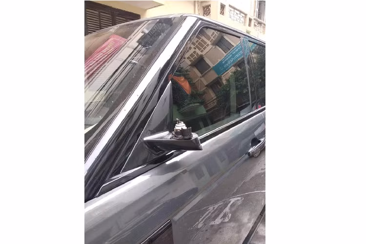 Thông tin ban đầu cho hay, do chủ xe có việc bận nên đã đỗ chiếc SUV hạng sang Range Rover màu xám lông chuột tại đây mà không có ai trông coi. Đến khi quay ra lấy xe đã bị kẻ gian "vặt gương" từ lúc nào không hề hay biết.